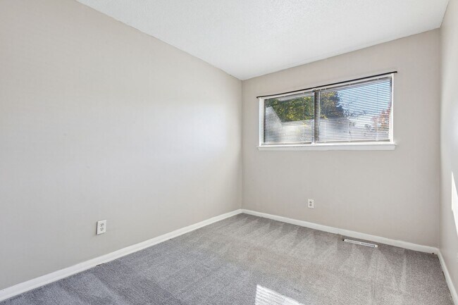 Building Photo - Move In Ready Townhome!