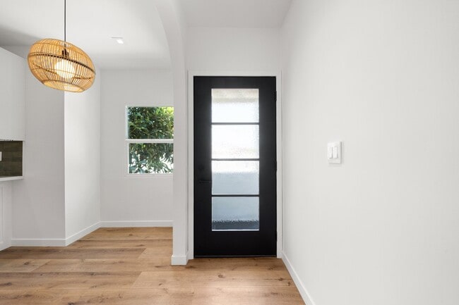 Building Photo - 7418 Romaine St