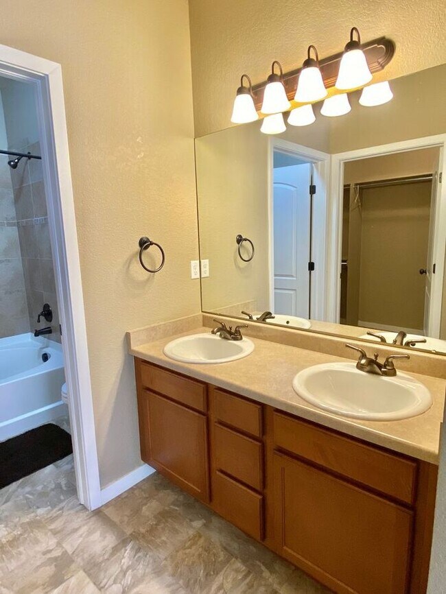 Building Photo - Fantastic 2 Bed, 2 Bath Condo With Detache...