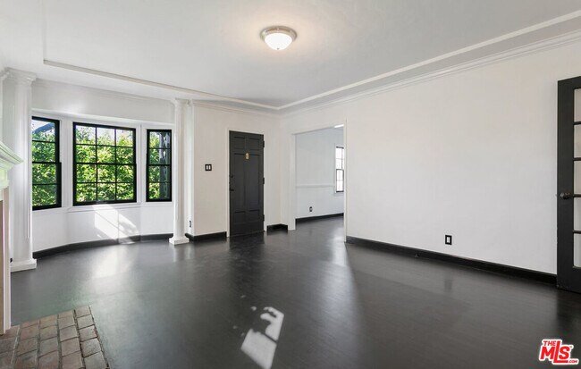 Building Photo - 508 N San Vicente Blvd