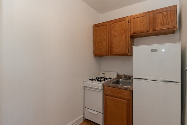 Building Photo - 708 W Belmont Ave