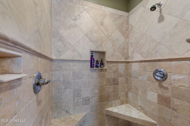 Building Photo - Spacious 5 bed, 4 bath home sits right ins...
