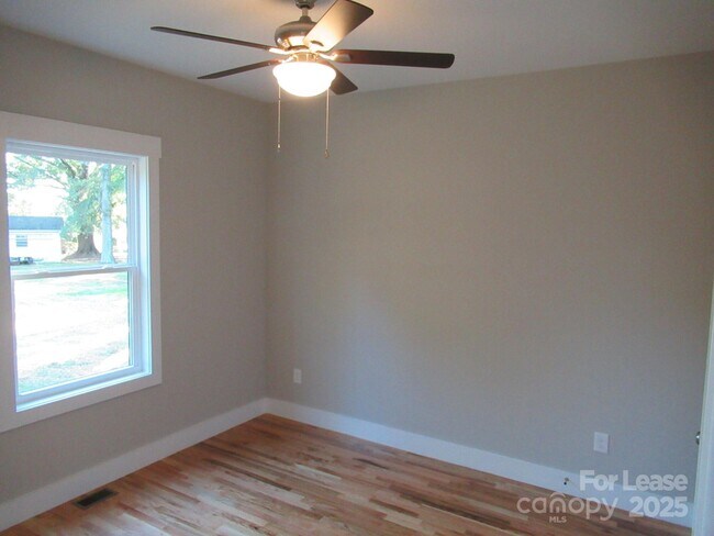 Building Photo - 2071 Gladwood Ln