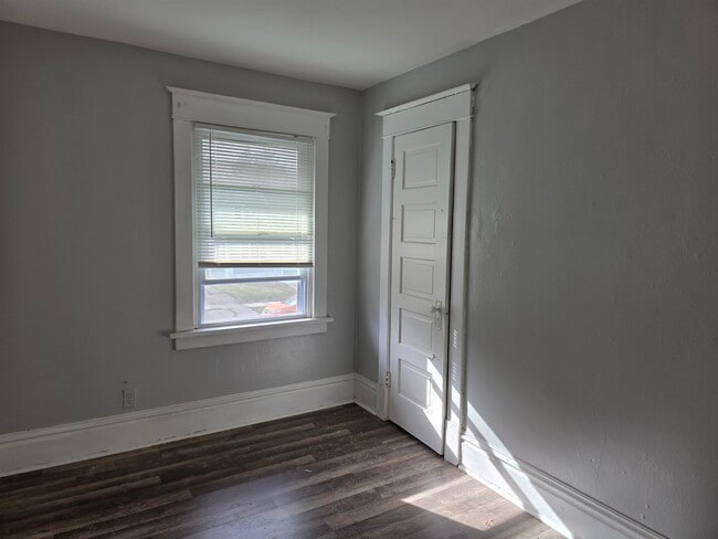 Building Photo - 321 Albert Ave