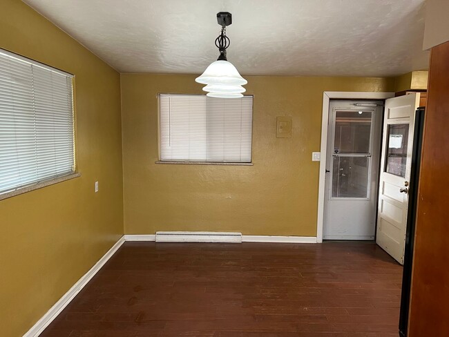 Building Photo - Amazing price amazing location 3+ bedroom ...