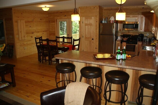 Building Photo - Available 6/1/26 - Student Housing 6 BR 3 BA Log Cabin Close to W&L