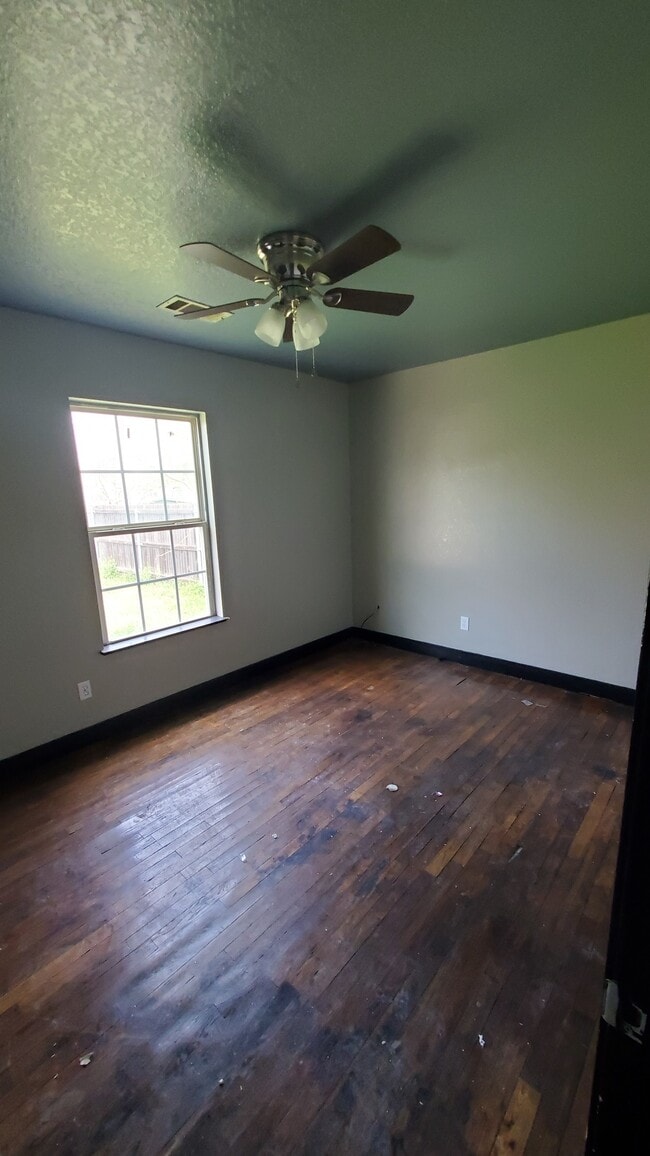 Building Photo - 310 SW 45th Ave