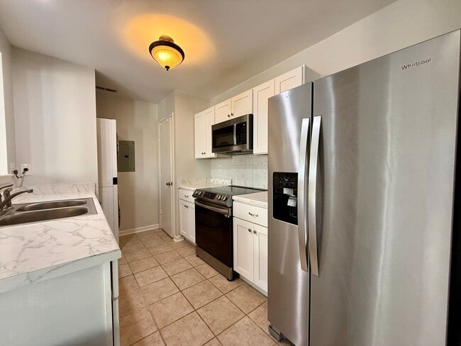 Building Photo - Bright and spacious 2 bed, 2.5 bath condo in the heart of Virginia Beach!
