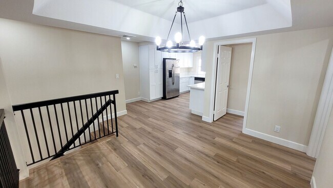 Building Photo - Beautifully Remodeled 3 Bed 3 Bath Townhou...