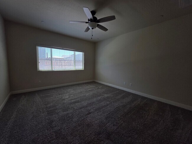 Building Photo - 3 bedroom 2 Bathroom available in desirabl...