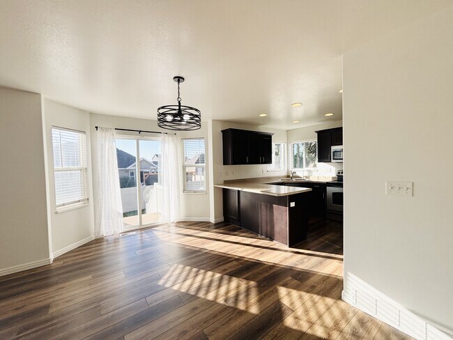 Building Photo - 1094 1825 W