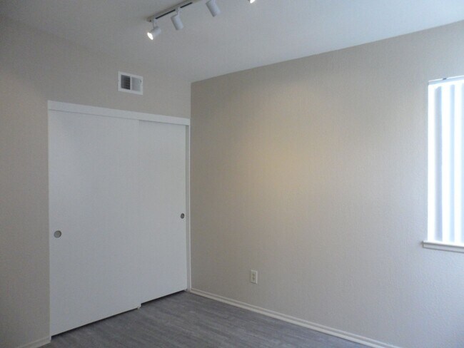 Building Photo - Spacious 2 Bed/2 Bath Home In Cathedral City!