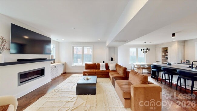 Building Photo - 1220 Lomax Ave