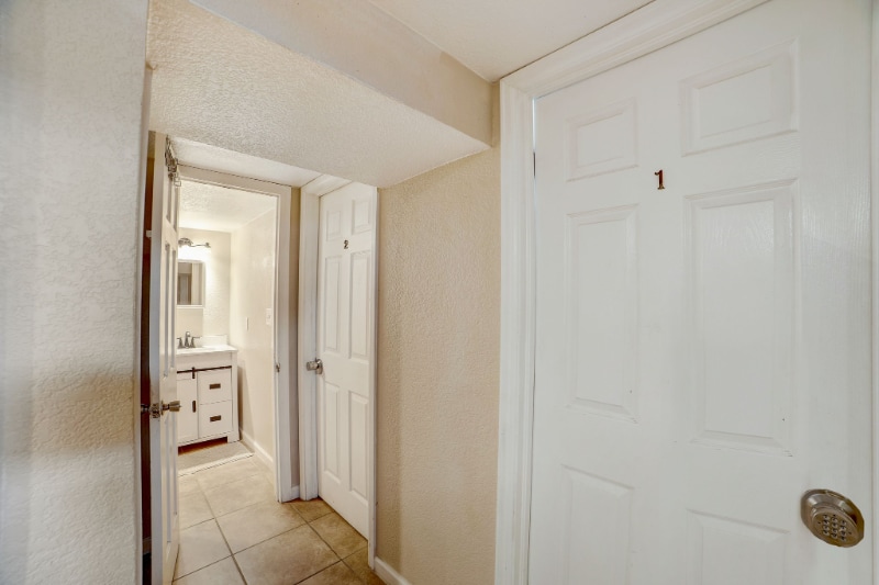 Building Photo - 9147 Beechwood Dr