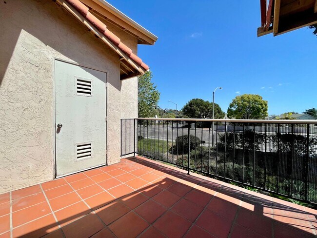 Building Photo - Upper Level Condo in The Villas of Calavera Hills!