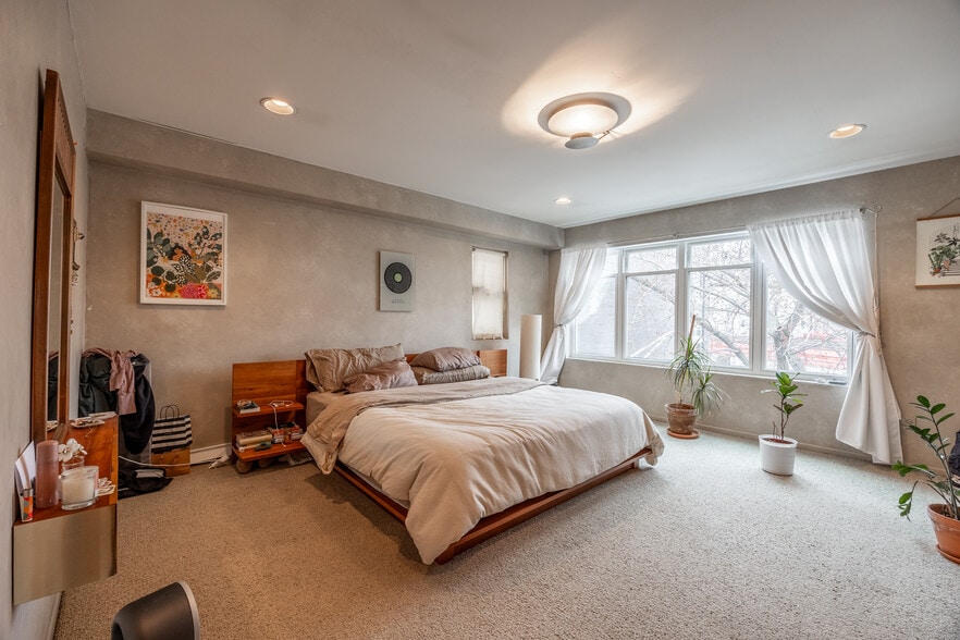 Building Photo - 1220 W Augusta Blvd