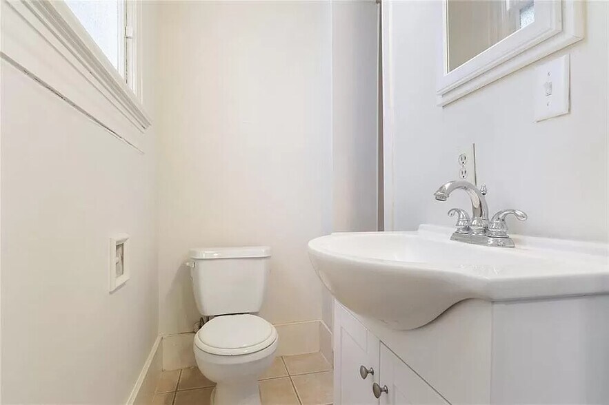 ENSUITE BATH ATTACHED TO THE 3RD BEDROOM HAS LARGE WALK IN SHOWER. - 8 Neron Pl