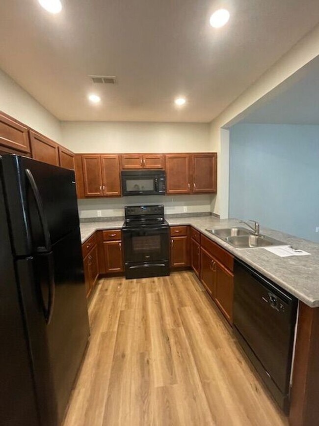 Building Photo - 202 Tyler St