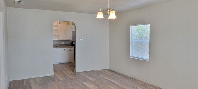 Building Photo - LARGE 2 BEDROOM HOME
