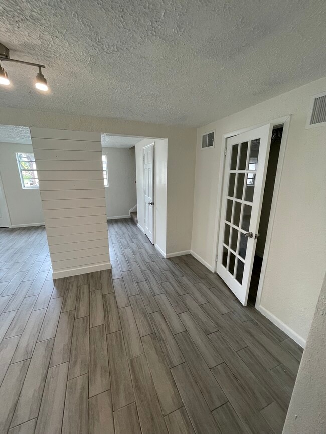 Building Photo - 5420 Lido St