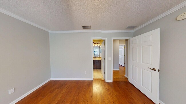 Building Photo - 2 BR 2 BA  TOWNHOME  -    Southern Creek S...