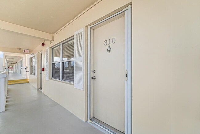 Building Photo - 3915 S Flagler Dr