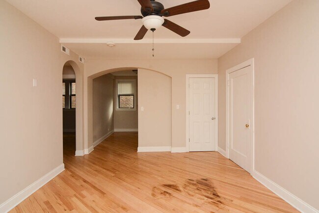 Building Photo - Quintessential 2 Bedroom, 1 Bath in Winnet...