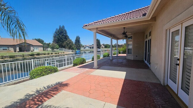 Building Photo - Beautiful Waterfront Home in Northwest Bakersfield