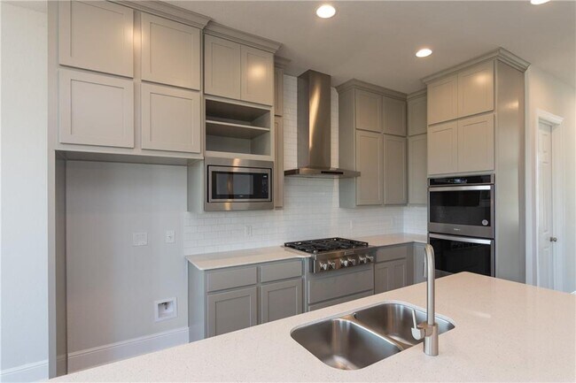 Building Photo - 3300 Scenic Valley Dr