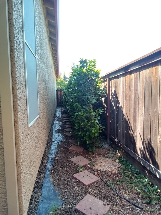 Building Photo - Gated: Single Story Heritage Oaks 3 Bedroom Plus Office/Den 3 Car Garage with lots of built in fo...