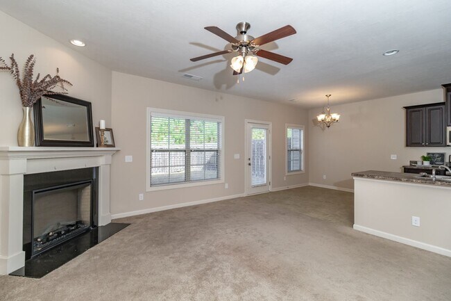 Building Photo - Beautiful 3 bedroom Townhome
