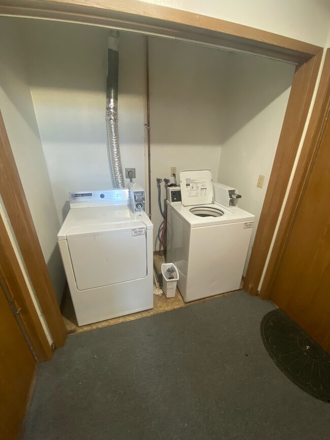 Building Photo - 441 Lindale Dr