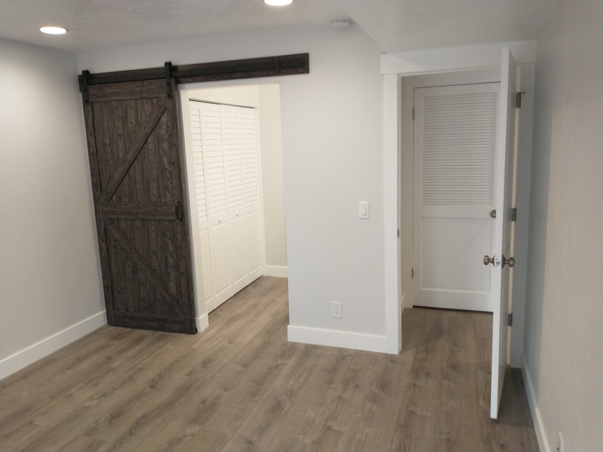 Building Photo - 275 S Valley View Dr