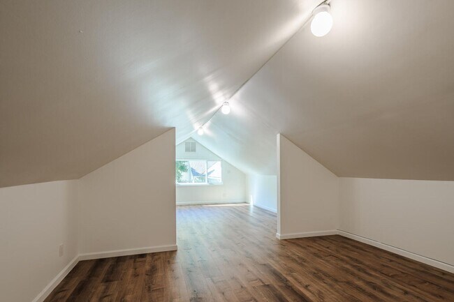 Building Photo - Charming Burlingame Home, 2 Bedroom / 1 Ba...