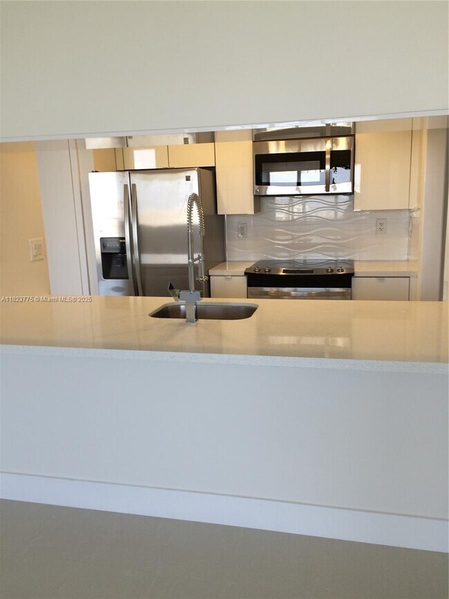 Building Photo - 1581 Brickell Ave