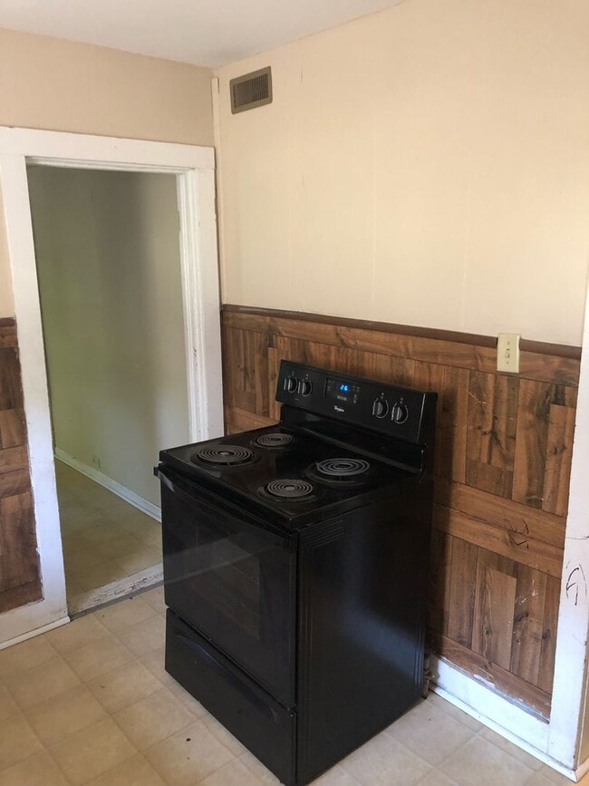 Building Photo - $875 - 2 bed 1 bath - Single Family Home