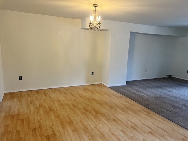 Building Photo - 18 Cedar Creek Ct