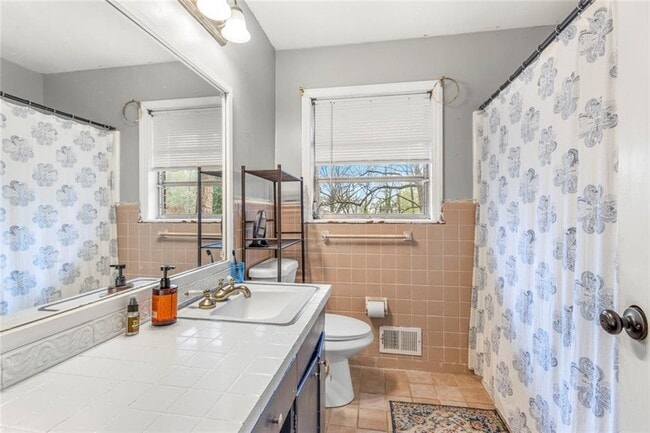 Building Photo - 2205 Plantation Dr