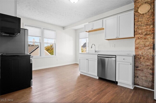 Building Photo - 1277 W 67th St