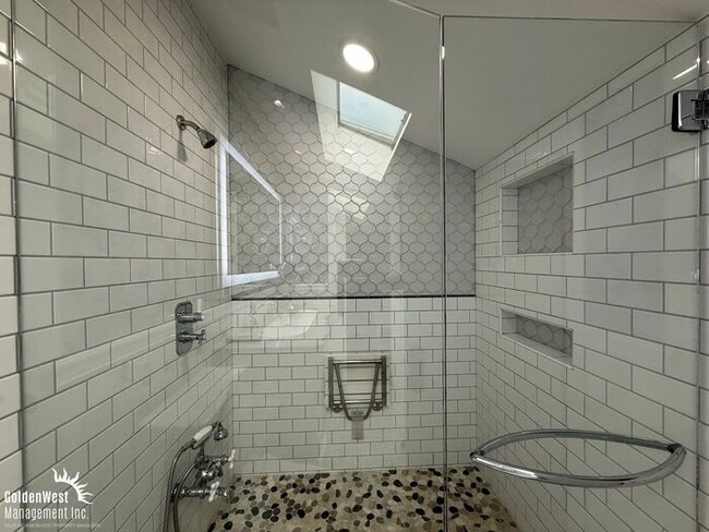 Building Photo - Modern 3Bdm 3Ba with Bonus Room Coastal Ho...