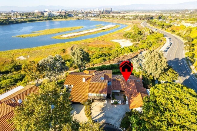 Building Photo - Large 5 bed Masterpiece Home with Back Bay...