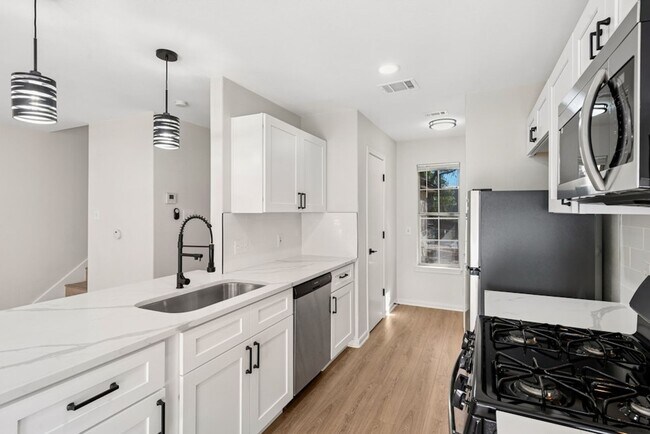 Building Photo - Newly Remodeled Duplex Great Location!