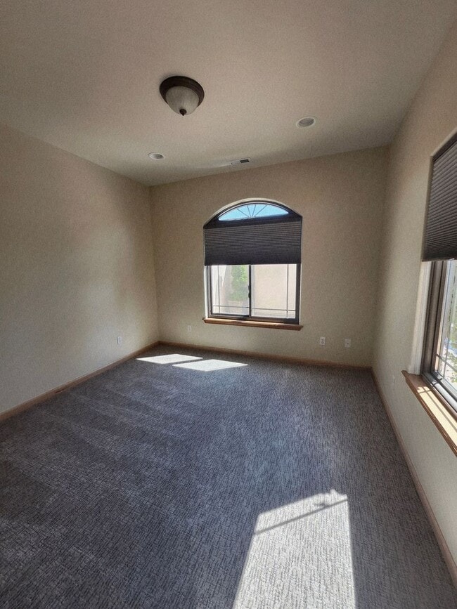Building Photo - Tuscan-Style Townhome for Rent – Prime Ken...