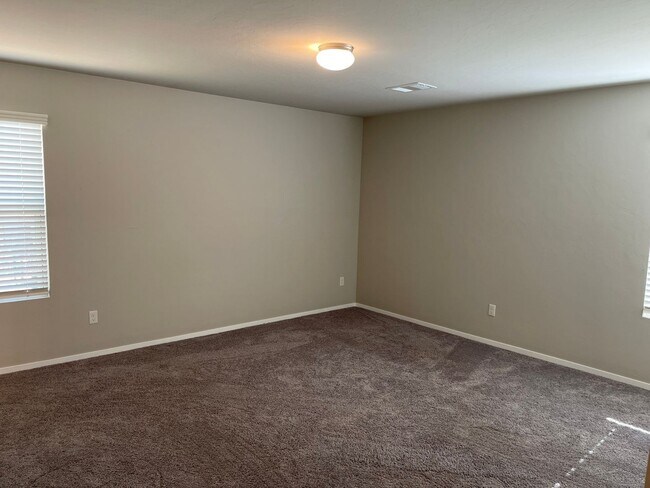 Building Photo - 3 bed 2 bath open living and beautiful finishes!