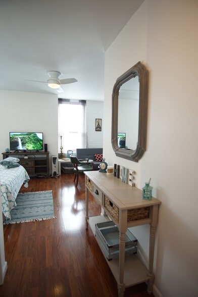 Building Photo - 636 W Webster Ave