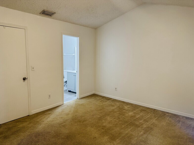 Building Photo - 3130 Enclave Ct