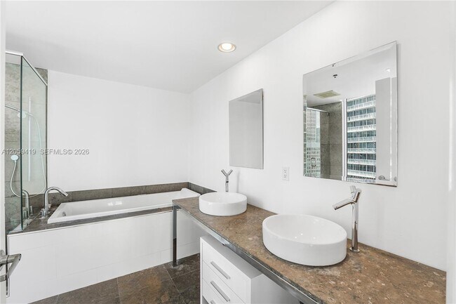 Building Photo - 495 Brickell Ave