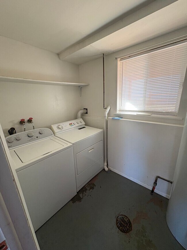 Building Photo - 4 bedroom 2 bath home prime location