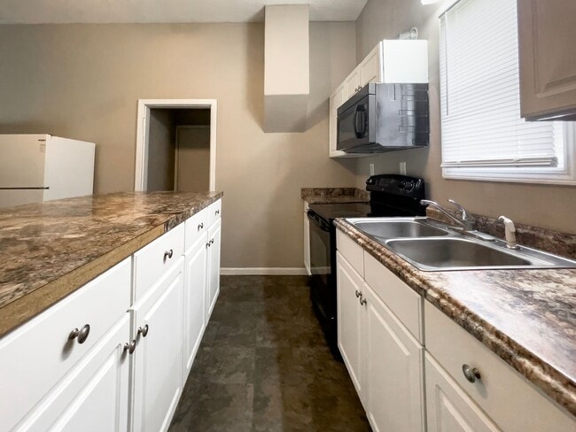 Building Photo - PRELEASING for AUGUST! Close to Campus