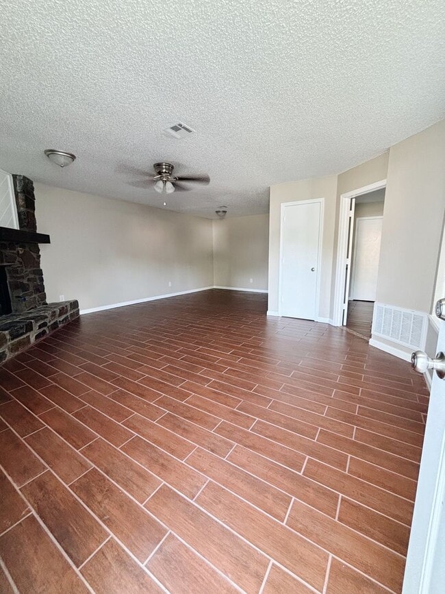 Building Photo - Spacious 1 Bedroom Duplex, 2 car garage